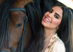 Uśmiechnięta kobieta z koniem