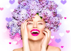 Uśmiechnięta kobieta z kwiatami bzu na głowie