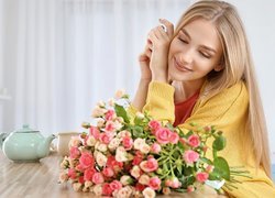 Uśmiechnięta kobieta z kwiatami