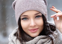 Uśmiechnięta modelka Angelina Petrova na zimowej sesji