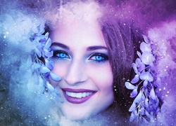 Uśmiechnięta twarz kobiety o niebieskich oczach