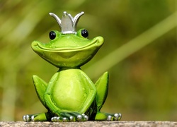 Uśmiechnięta żabka w koronie