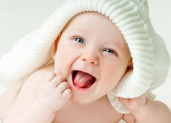 Uśmiechnięte niemowlę w czapeczce