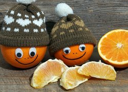 Uśmiechnięte pomarańcze w zimowych czapeczkach
