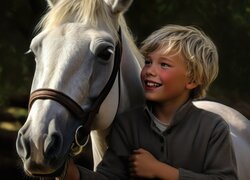 Uśmiechnięty chłopiec i biały koń