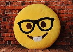 Uśmiechnięty emotikon w okularach