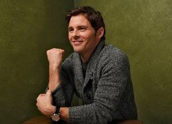 Uśmiechnięty James Marsden