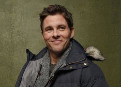 Uśmiechnięty James Marsden