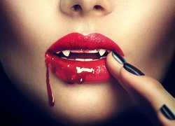 Usta wampirzycy we krwi
