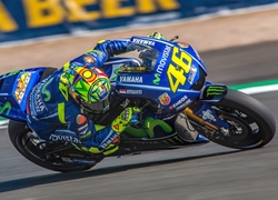 Valentino Rossi na motocyklu Yamaha podczas Grand Prix Wielkiej Brytanii