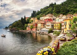 Włochy, Varenna, Jezioro Como, Domy, Kwiaty