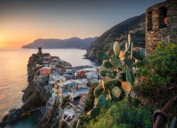 Włochy, Cinque Terre, Vernazza, Morze, Skały, Góry, Domy, Wschód słońca