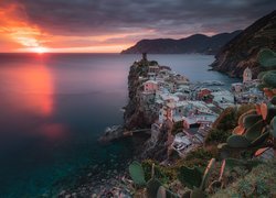 Vernazza na Wybrzeżu Liguryjskim o zachodzie słońca