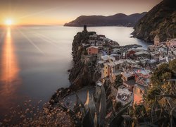 Włochy, Prowincja La Spezia, Domy, Vernazza, Morze Liguryjskie, Zatoka, Skały, Góry, Wschód słońca