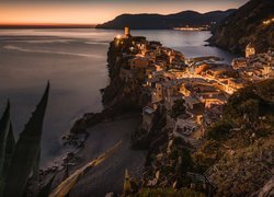 Włochy, Prowincja La Spezia, Domy, Vernazza, Morze Liguryjskie, Zatoka, Skały, Góry, Zachód słońca