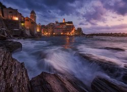 Włochy, Prowincja La Spezia, Domy, Vernazza, Morze Liguryjskie, Zatoka, Skały, Chmury