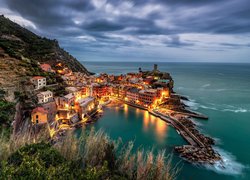 Włochy, Vernazza, Cinque Terre, Wybrzeże, Morze, Domy, Zmrok