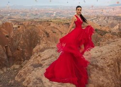 Victoria Justice w czerwonej sukni na skałach