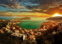 Francja, Villefranche-sur-Mer, Budynki, Półwysep Cap Ferrat, Morze Śródziemne, Wschód słońca, Lazurowe Wybrzeże, Chmury, Statki