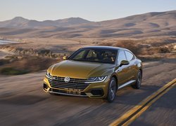 Volkswagen Arteon na górskiej drodze