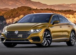 Volkswagen Arteon na tle gór