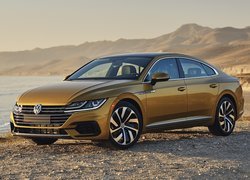 Volkswagen Arteon nad jeziorem