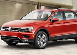 Czerwony, Volkswagen Tiguan, Bok