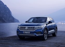 Volkswagen Touareg nad jeziorem