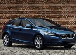 Volvo V40 T5 Inscription przy ceglanym murze