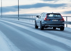 Volvo V90 Cross Country na moście