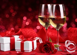 Walentynkowa kompozycja z różą i szampanem