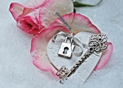 Walentynkowa kompozycja z różą, sercem i kluczem