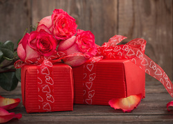 Walentynkowe prezenty i czerwone róże