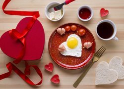Walentynkowe śniadanie i prezent w kształcie serca