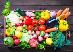 Warzywa i owoce w skrzynce
