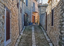 Wąska brukowana uliczka w Vavla na Cyprze
