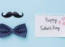 Wąsy i muszka obok kartki z napisem Happy Fathers Day