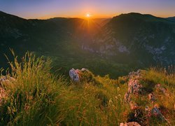 Wąwóz rzeki Tary w Czarnogórze o wschodzie słońca