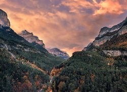 Wąwóz w górach na terenie Parku Narodowego Ordesa y Monte Perdido