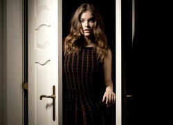 Węgierska modelka Barbara Palvin w drzwiach