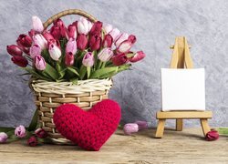 Wełniane serce oparte o kosz z tulipanami