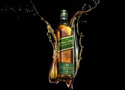 Whisky Green Label na czarnym tle