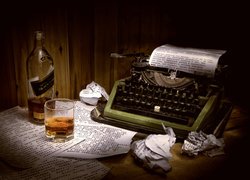 Whisky obok starej maszyny do pisania