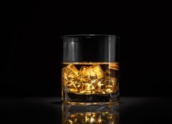 Whisky z lodem w szklance