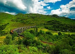 Szkocja, Glenfinnan, Wiadukt, Dolina, Wzgórza, Zieleń, Drzewa, Chmury