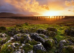 Góry, Most, Wiadukt, Ribblehead Viaduct, Wschód słońca, Skały, Chmury, Park Narodowy Yorkshire Dales, Anglia