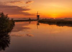 Wiatrak Broekmolen, Rzeka Lek, Krzew, Wschód słońca, Streefkerk, Holandia