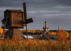 Wiatrak i cerkiew we wsi Kimzha