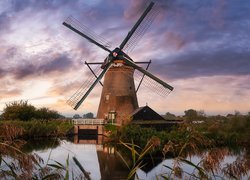 Wiatrak nad rzeką we wsi Kinderdijk w Holandii