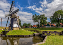 Wiatrak przy kanale wodnym w Enkhuizen